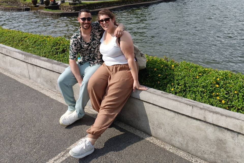 Pareja en Escalinata del Templo Pura Besakih de Bali