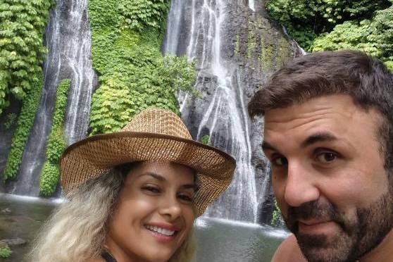 Pareja en Cascada de Bali: Aventura Romántica en la Selva