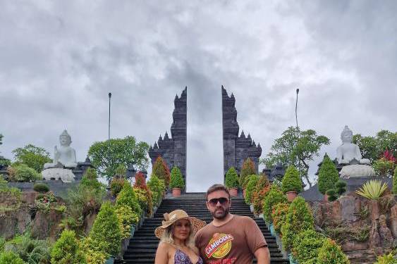 Foto Romántica de Novios junto a Lago de Bali