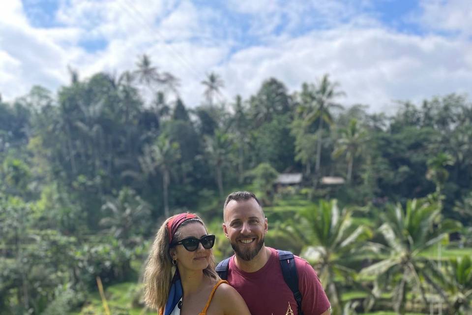 Pareja en Arrozales Dorados de Bali: Luna de Miel