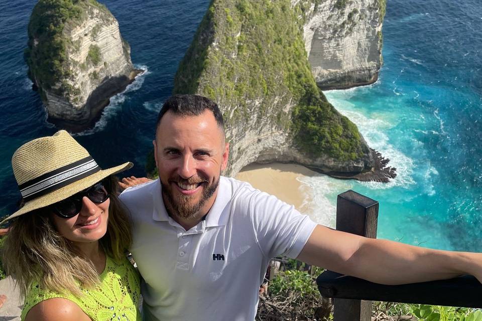 Pareja en el Mirador de Kelingking Beach, Nusa Penida