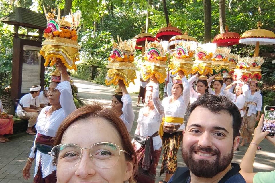 Pareja con Vestimenta Típica en Templo de Bali