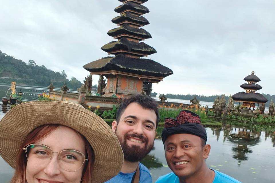 Novios con Guía Balinés en el Templo Ulun Danu Bratan