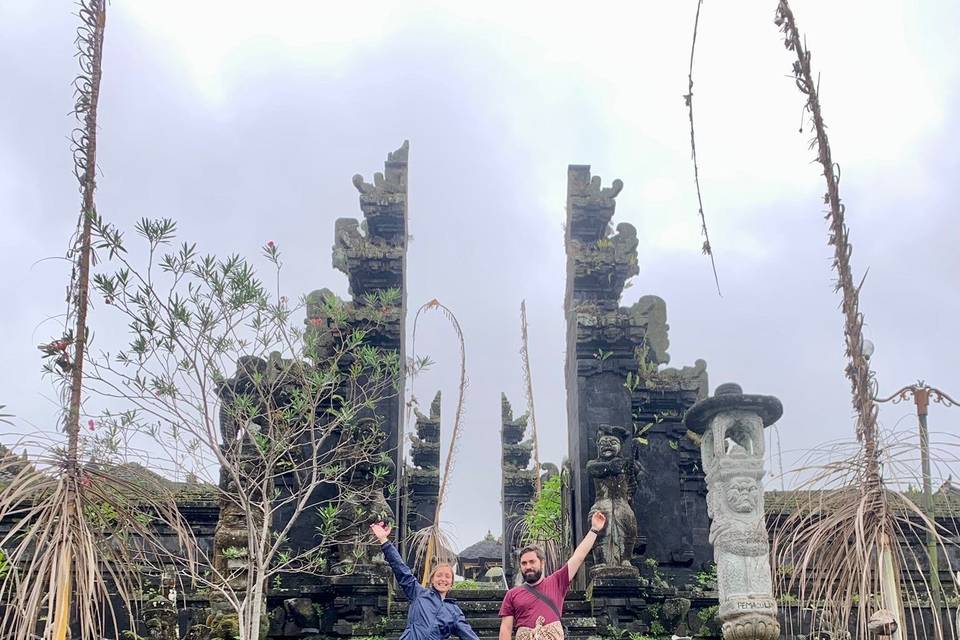 Guía y Turistas en Escalinata de Templo Besakih, Bali