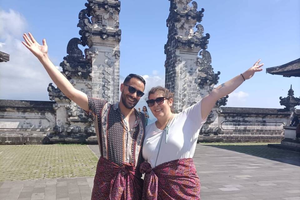 Novios Navegando en Catamaran por las Islas de Bali