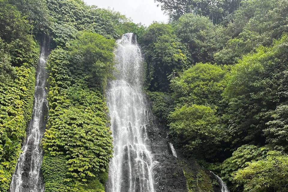 Templo Pura Besakih al Fondo: Guía y Novios en Bali