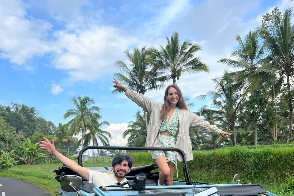 Novios en Jeep Clásico Azul: R