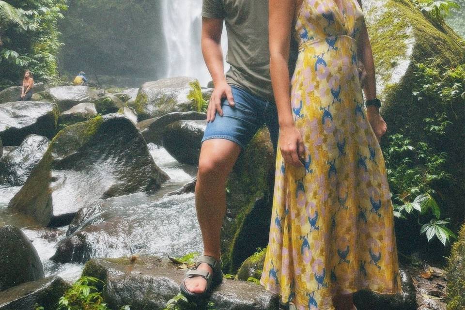 Novios con Mono en Bosque de Monos de Ubud, Bali