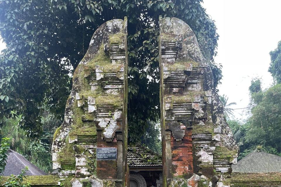 Novios en Templo Ulun Danu Bratan: Foto Romántica