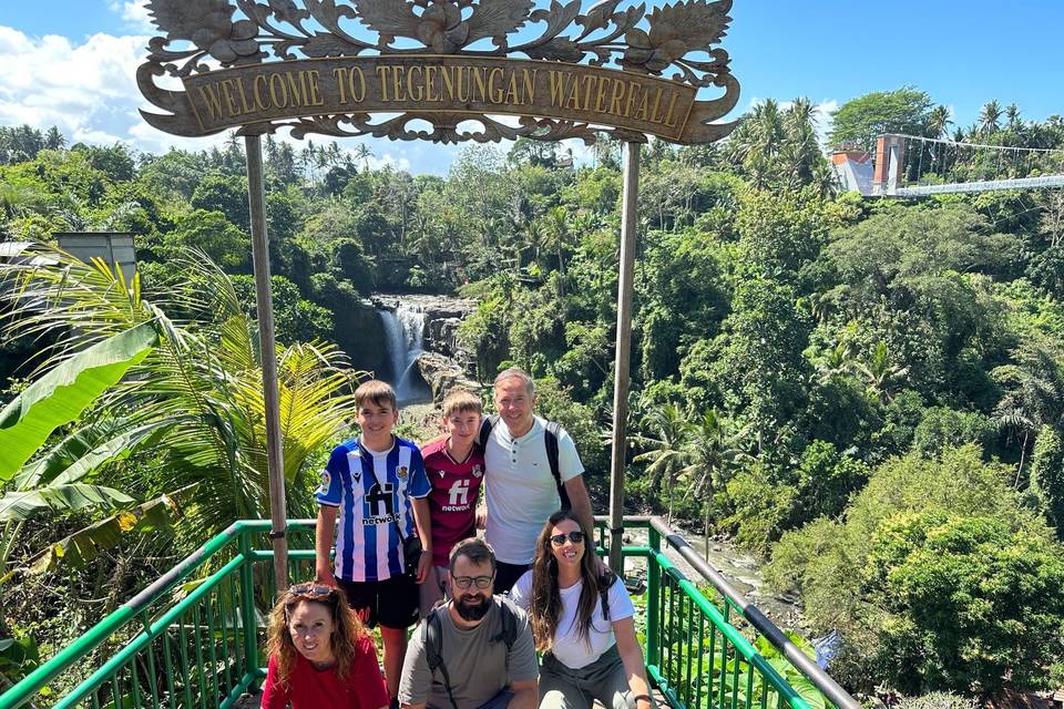 Pareja en Cascada Sekumpul: Jungla del Norte de Bali
