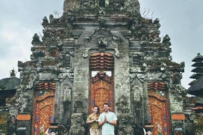 Novios en Jeep Clásico Azul: Ruta por Bali