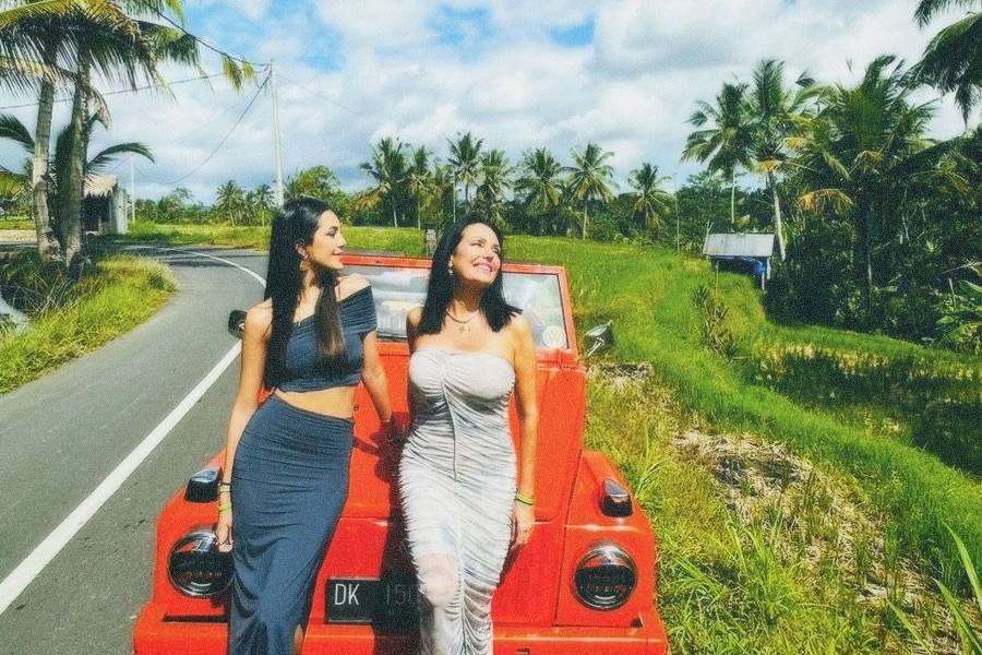 Selfie de Pareja en los Acantilados de Nusa Penida