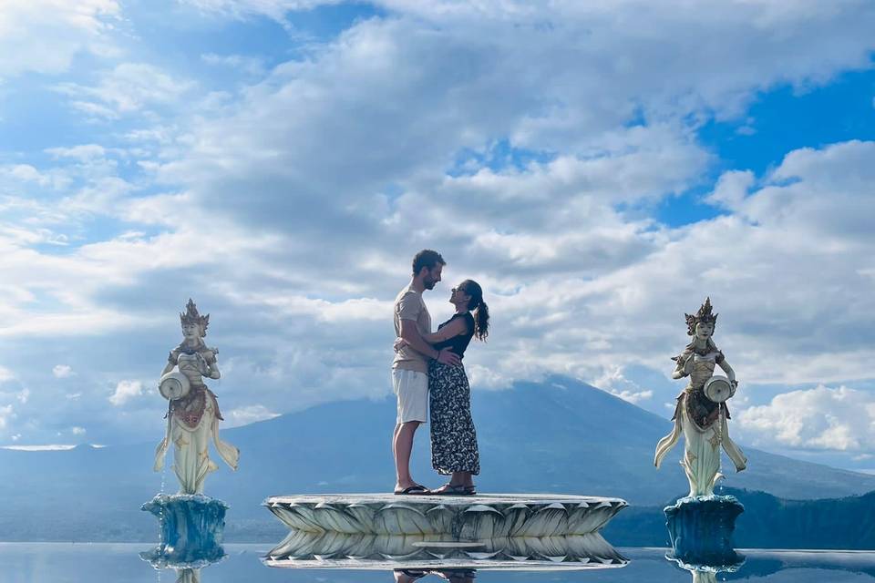 Boda Tradicional Balinesa: Vestimenta Ceremonial de Novios