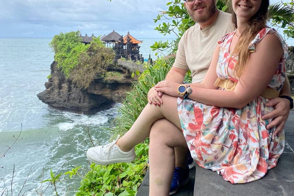 Pareja en Pura Tanah Lot: Atardecer Romántico en Bali