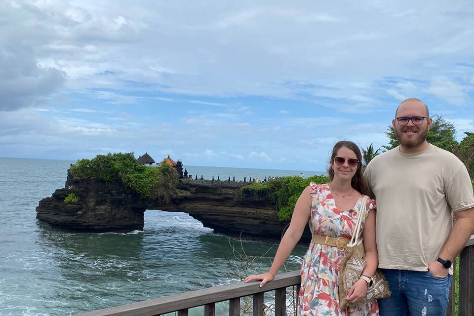Sesión de Fotos de Novios con Jeep Clásico en Bali