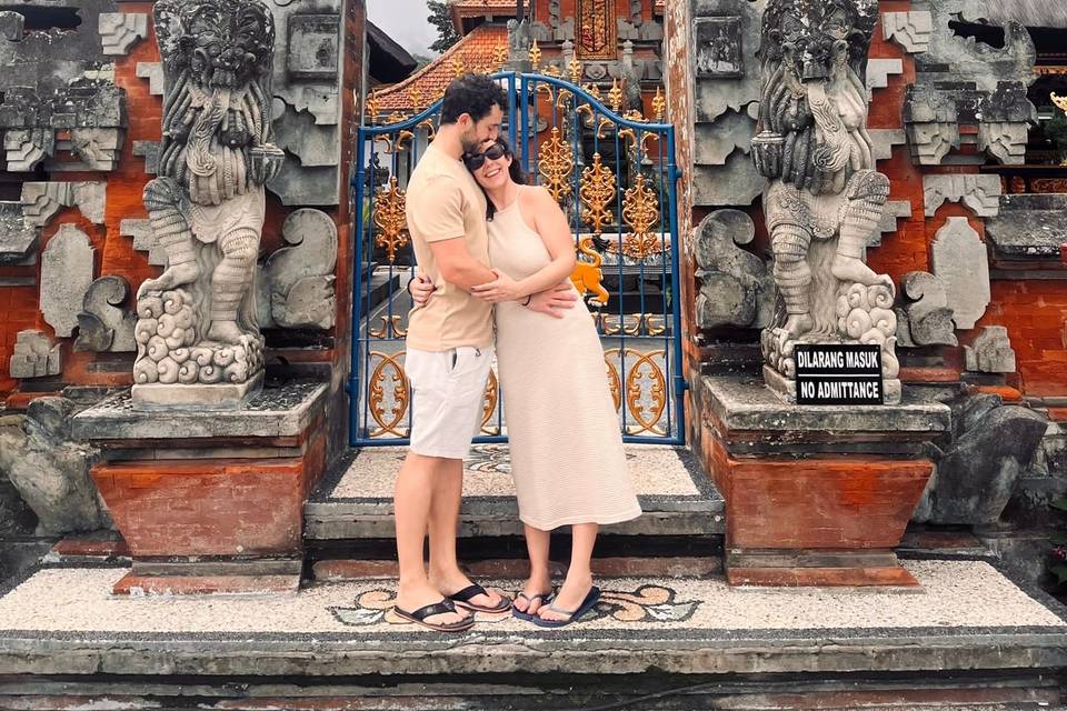 Boda Balinesa: Pareja de Novios en Traje Tradicional de Bali