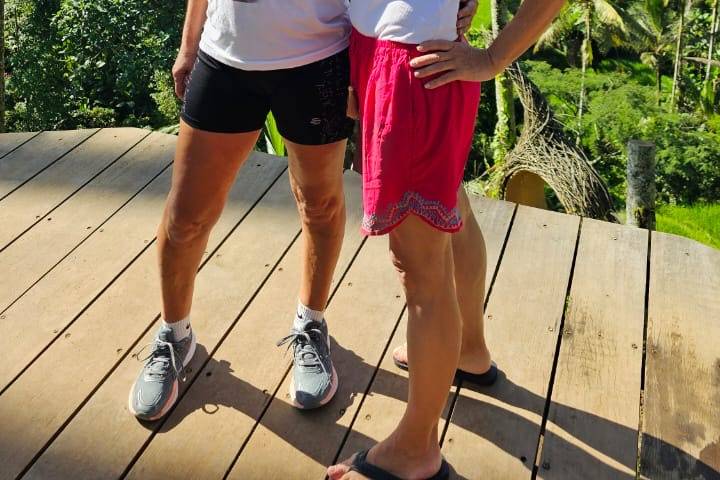 Novios en Palacio de Agua de Tirta Gangga al Amanecer