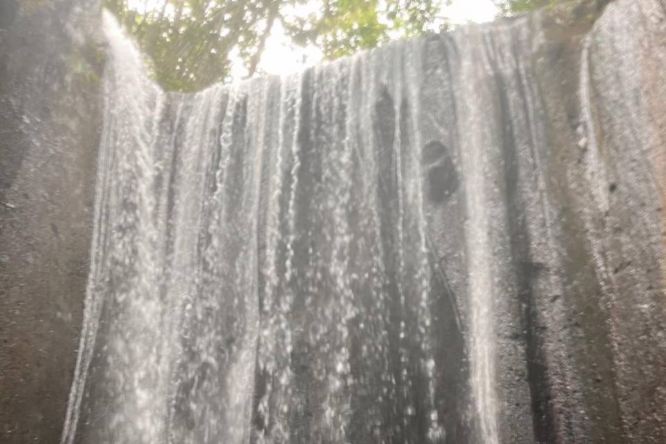 Pareja de Novios Romántica bajo Cascada en Bali