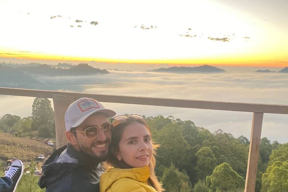 Selfie de Pareja en Mirador del Volcán Batur al Atardecer