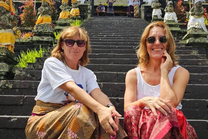Visitante con Traje Balinés en las Escalinatas del Templo