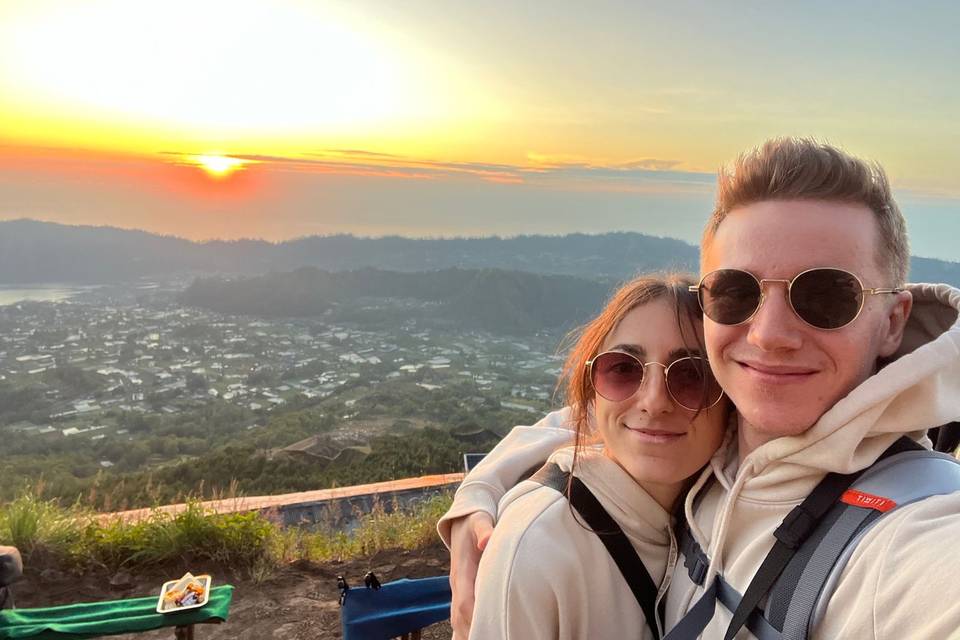 Selfie en el Amanecer del Volcán Batur: Vista Mágica