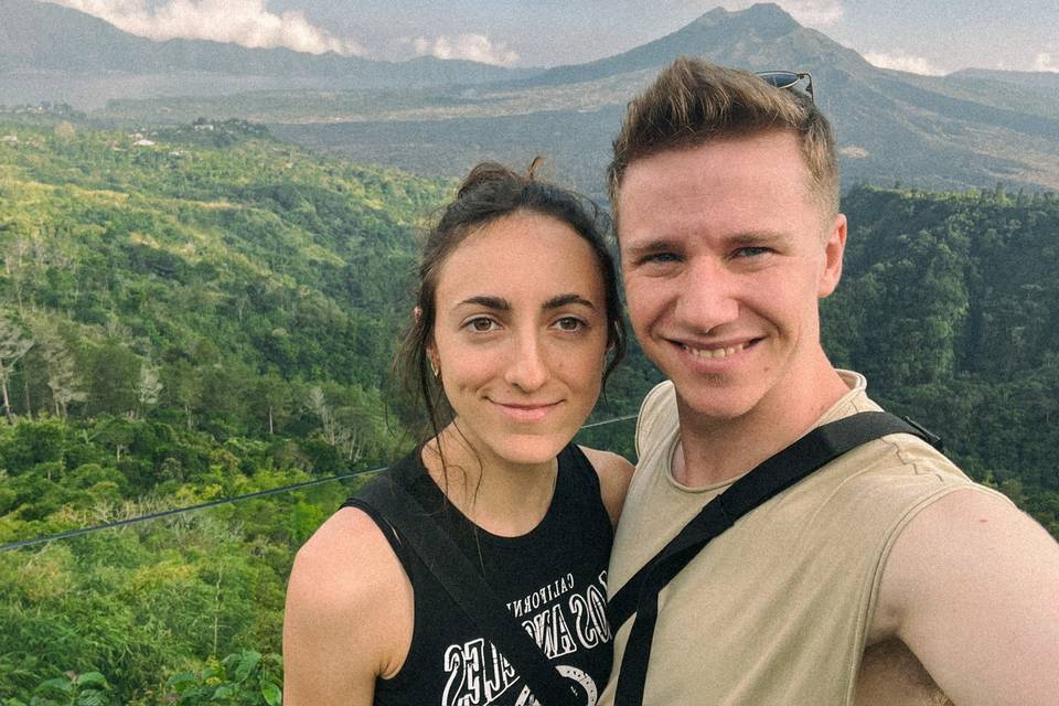 Grupo de Viajeros en el Templo Pura Besakih de Bali