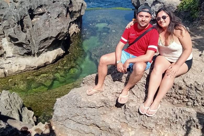 Pareja en los Acantilados de Nusa Penida: Vistas al Océano