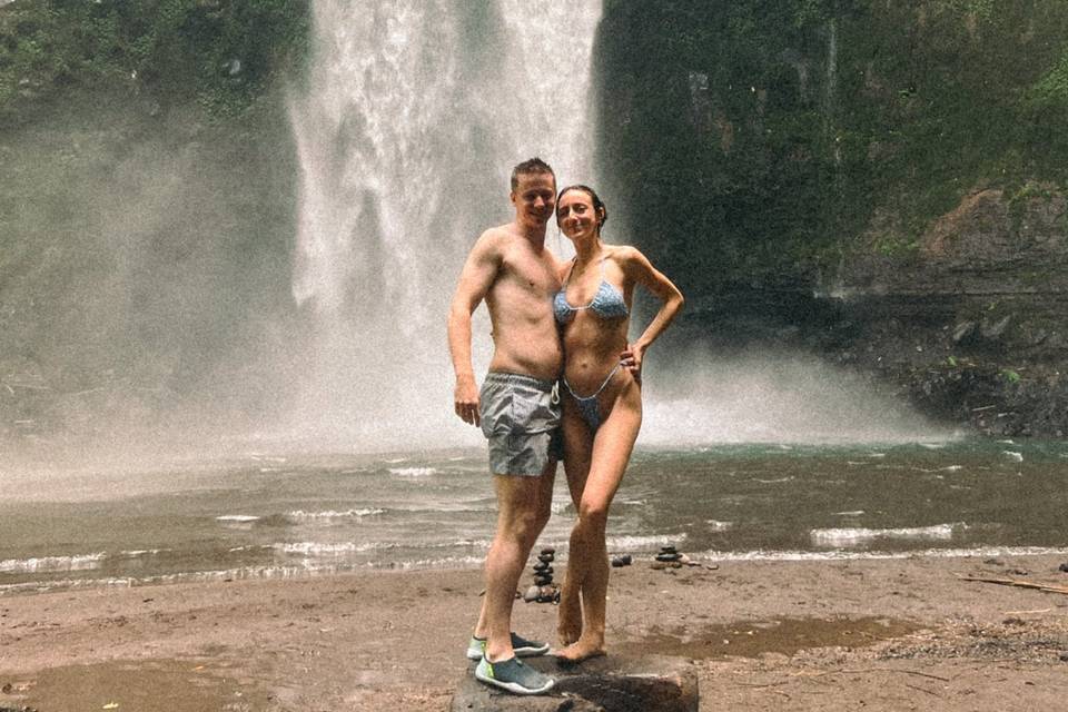 Hombre bajo la Gran Cascada Sekumpul del Norte de Bali