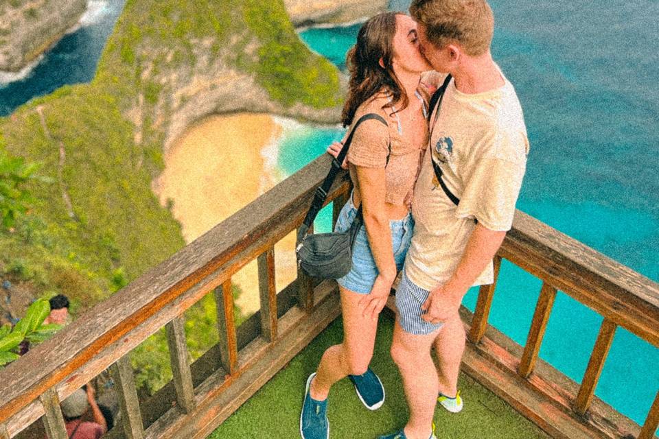 Pareja Contemplando el Mar desde los Acantilados de Nusa Penida