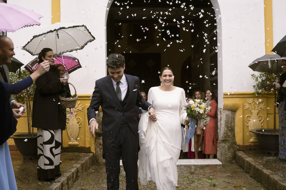 Pareja saliendo de la iglesia