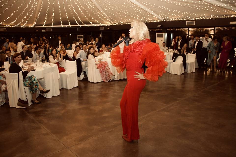 Drag queen en boda, Carrá
