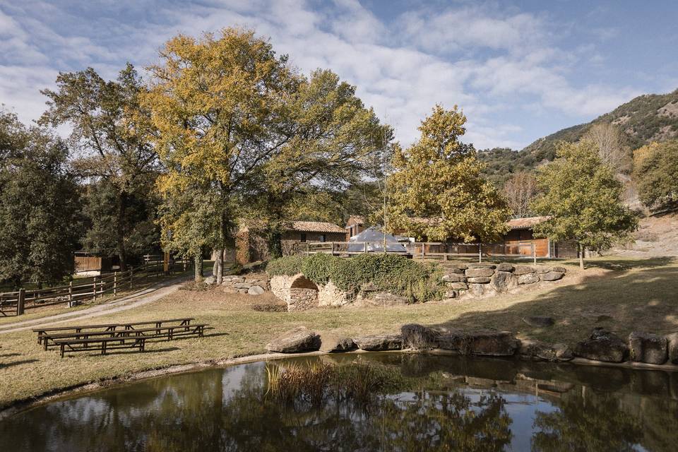 Opción de ceremonia en el lago y jardines