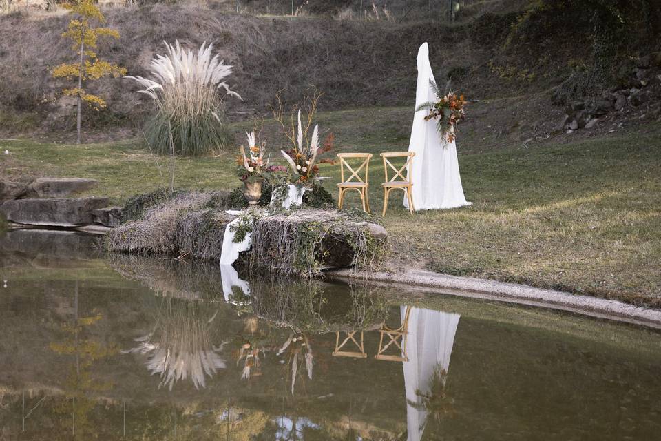 Opción de ceremonia en el lago y jardines