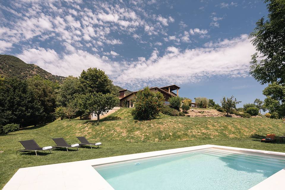 Piscina y jardines