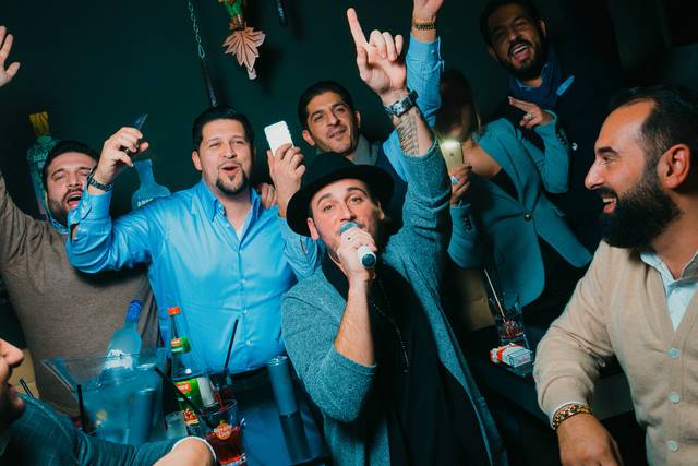 Disfrutando entre invitados