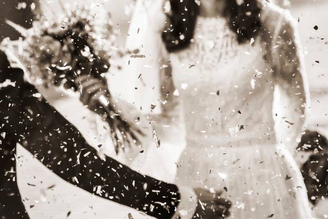 La novia entre confeti