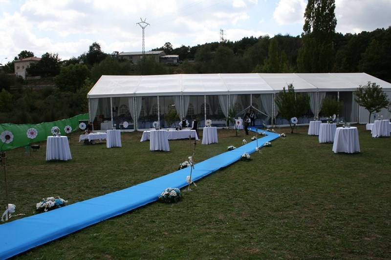 Vista de la zona de lunch y carpa