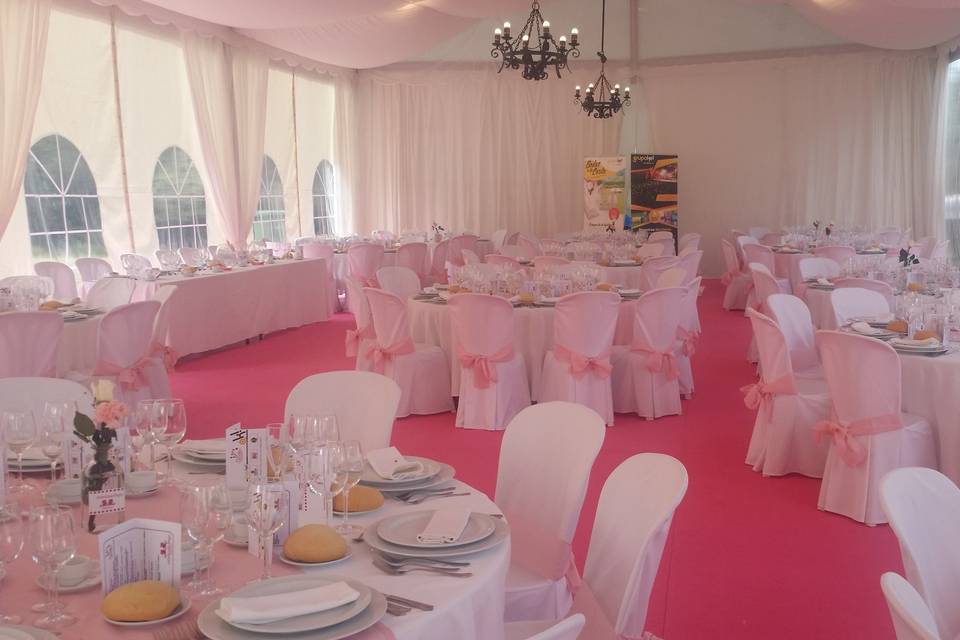 Interior de carpa en rosa