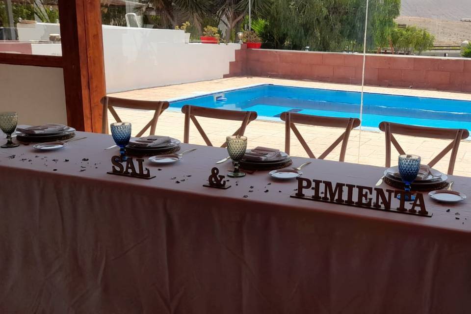 Sal y pimienta table