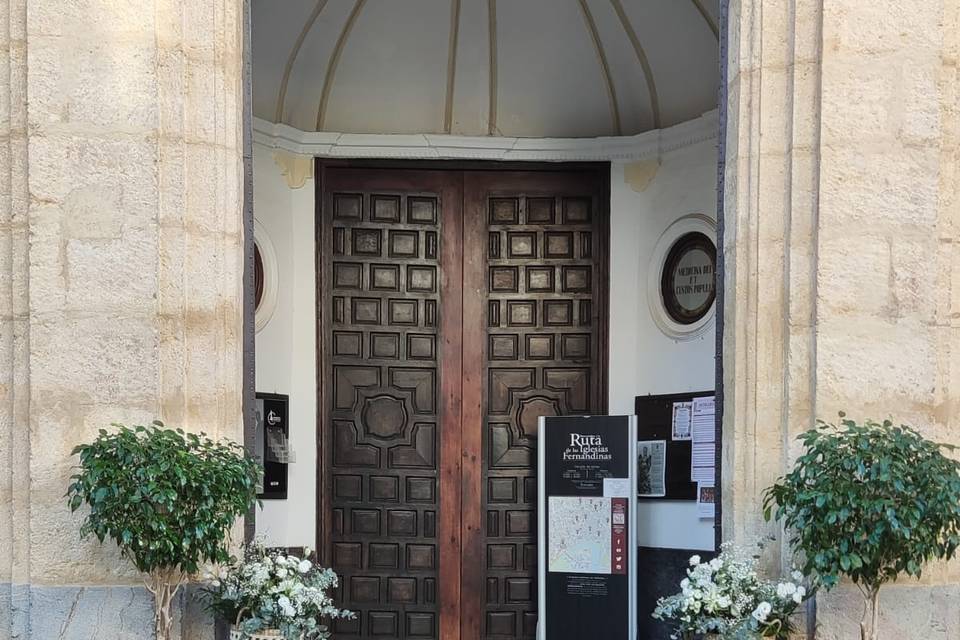 Arreglo floral puerta iglesia