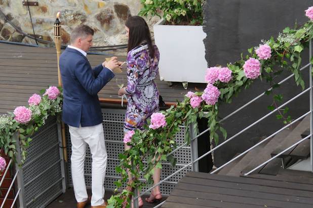 Flores en las escaleras