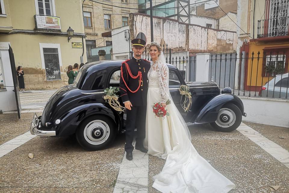 Los novios con el coche