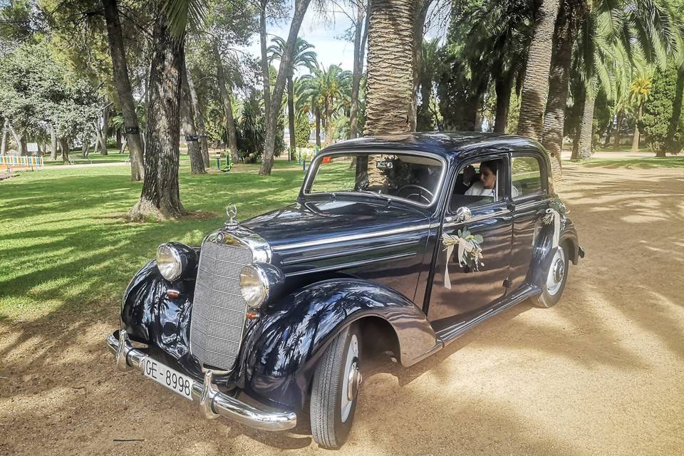 Los novios dentro del coche