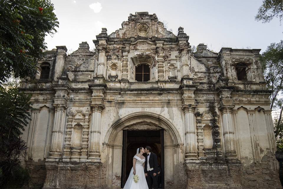 Beso frente a la iglesia