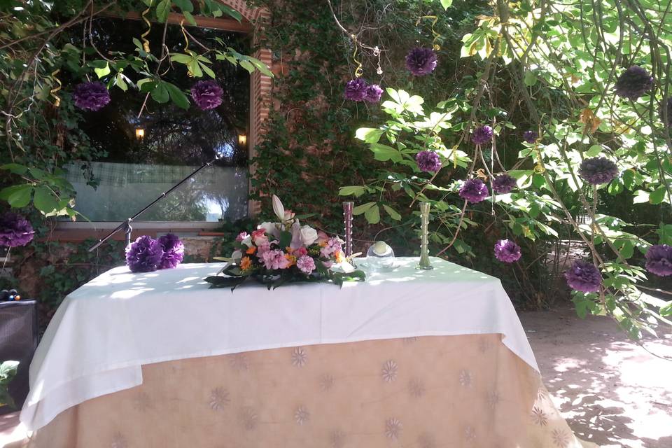 Altar de boda civil en el jardín