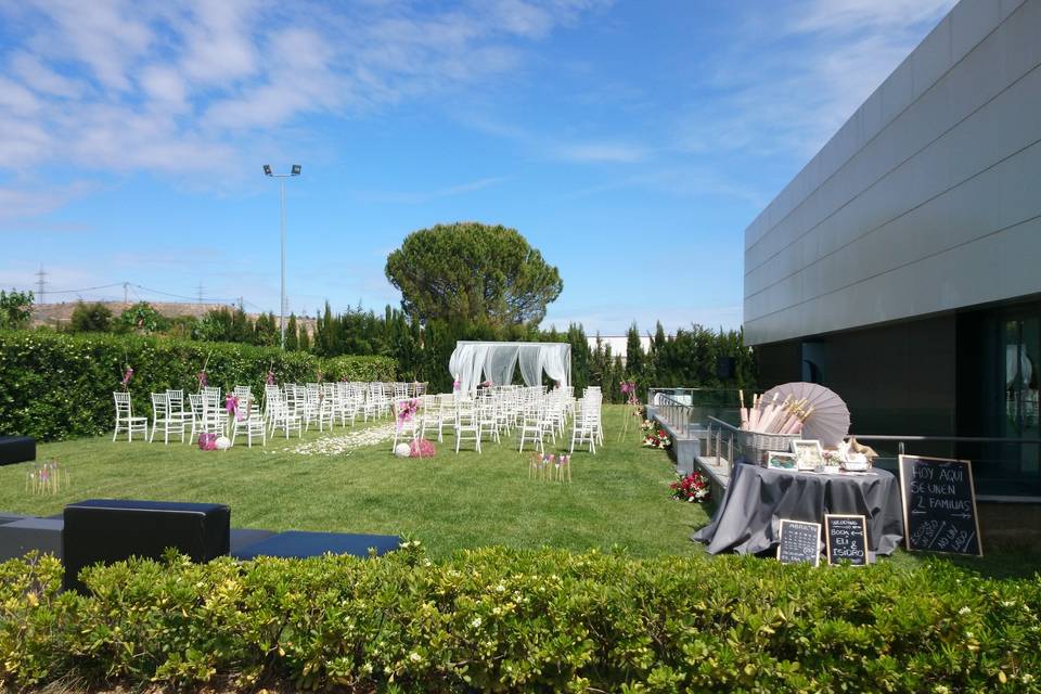 Ceremonia civil en el jardín