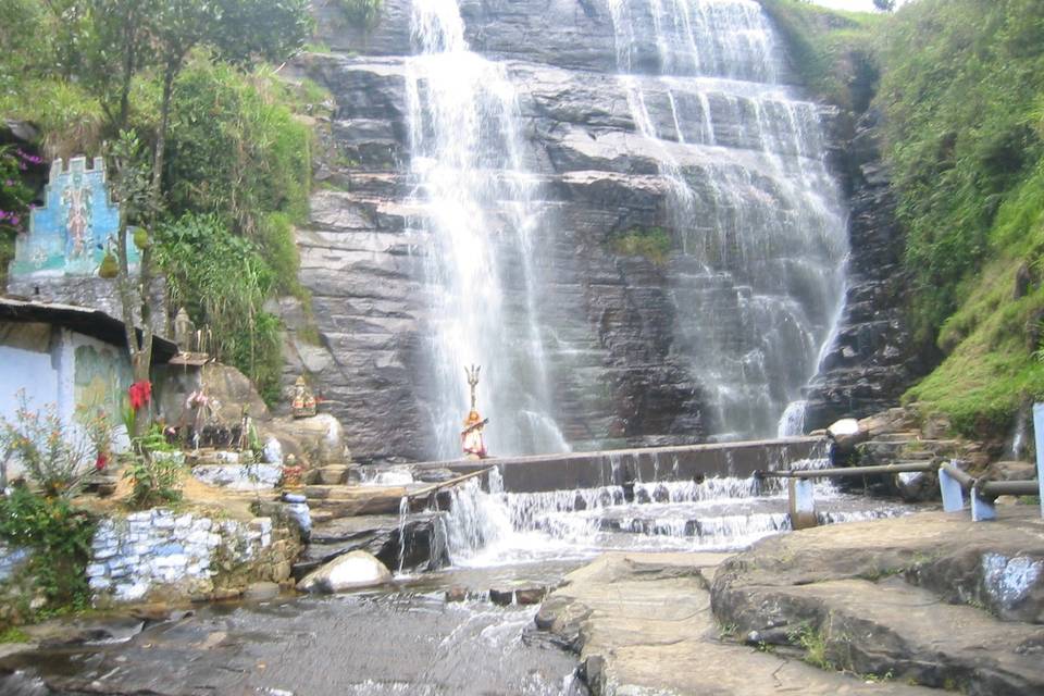 Templo entre cascados en Sri Lanka