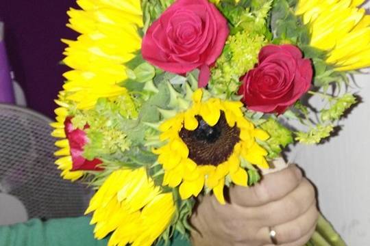 Ramo de girasoles con rosas