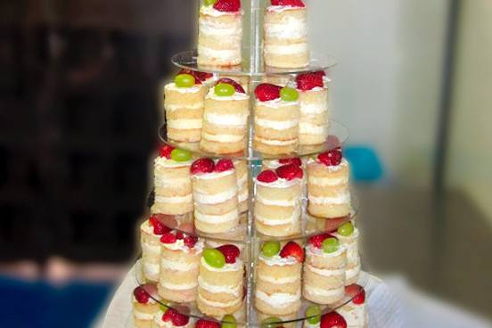 Torre con tarta y mini tartas