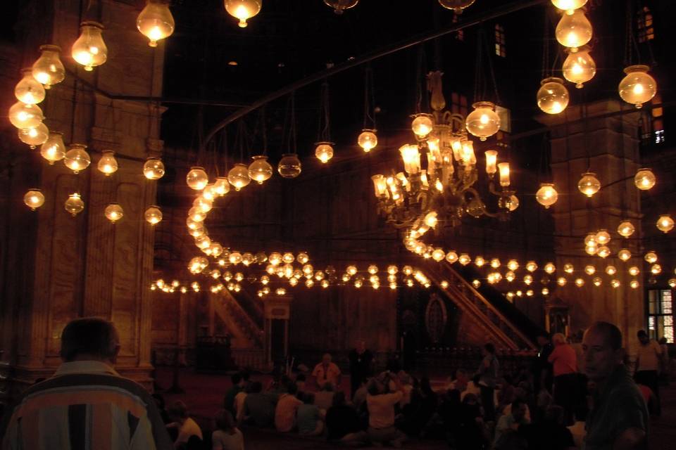 Luces dentro de mezquita